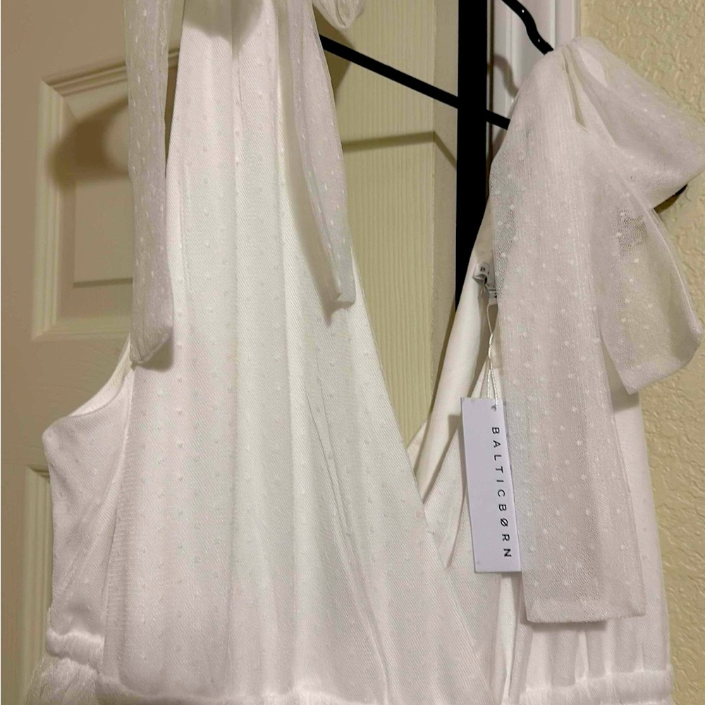 2x NEVER WORN RECEPTION DRESS. SOLID WHITE